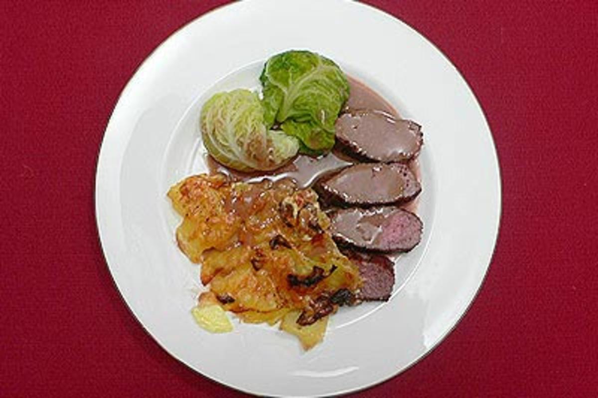 Salzwiesenlammlachse mit Wirsingbällchen und Steinpilz-Kartoffelgratin ...