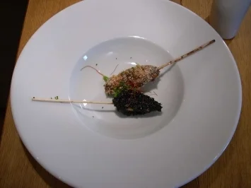 Rezept: Schaumsüppchen vom roten Thai-Curry mit Zweierlei Sesam-Sate-Spießen Schaumsüppchen vom roten Thai-Curry mit Zweierlei Sesam-Sate-Spießen - Rezept