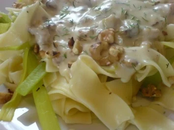 Rezept: Bandnudeln mit Käse-Nuss-Sahne Bandnudeln mit Käse-Nuss-Sahne - Rezept