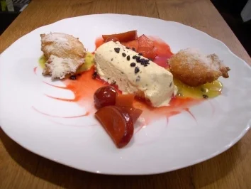 Rumtopfparfait mit eingelegten Früchten und Mini-Krapfen - Rezept