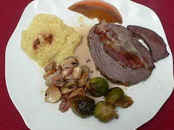 Hirschkeule mit Zimtpüree, Pilzen und Rosenkohl - Rezept