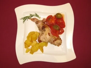 Kaninchen mit Tomaten, Oliven und Patatas Bravas - Rezept