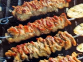 Rezept: Fleischspieße nach griechischer Art mit Tomatensoße Fleischspieße nach griechischer Art mit Tomatensoße - Rezept