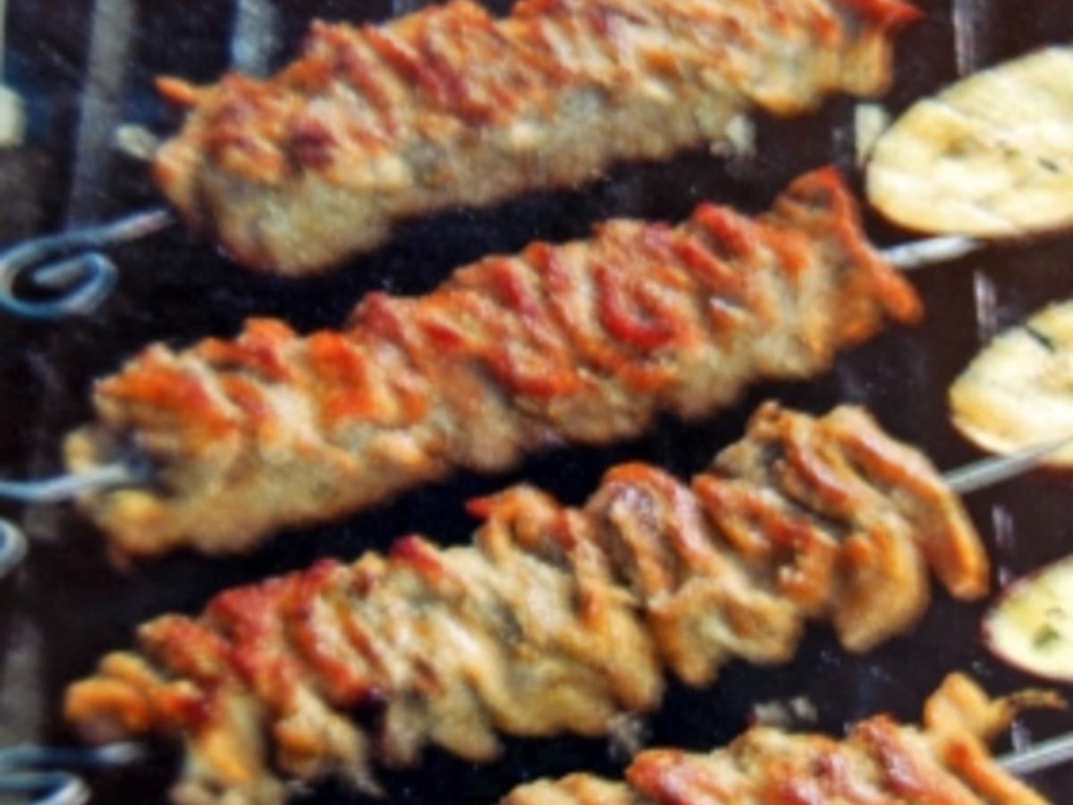 Fleischspieße nach griechischer Art mit Tomatensoße - Rezept - kochbar.de
