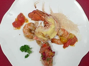 Heißkalt umschlungener Hummer mit Granatapfel-Salsa - Rezept