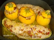 Gelbe Kugelzucchini gefüllt neben Schlangenzucchini - Rezept