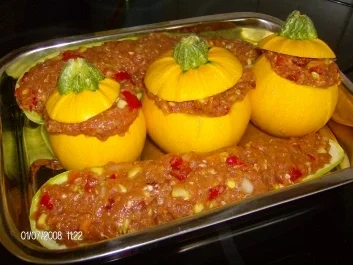 Rezept: Gelbe Kugelzucchini gefüllt neben Schlangenzucchini Gelbe Kugelzucchini gefüllt neben Schlangenzucchini - Rezept