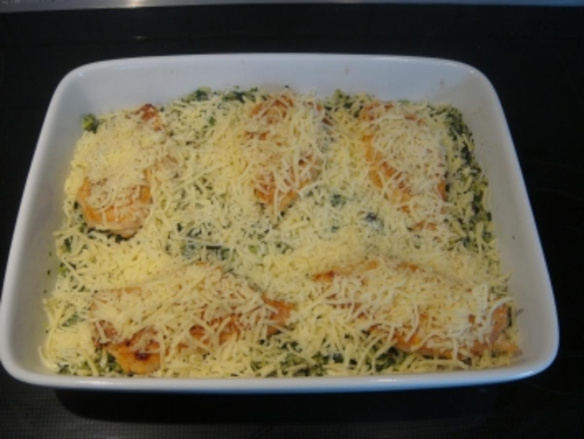 Auflauf: Hähnchenbrust auf Spinat-Reis mit Käse überbacken - Rezept ...