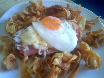 Überbackener Leberkäse im Kartoffelnest - Rezept