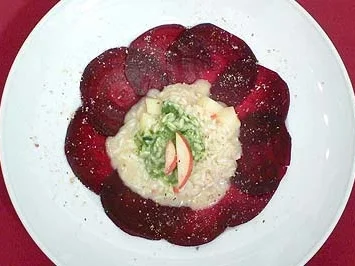 Rezept: Birnen-Chili-Risotto mit Feldsalat auf Rote-Bete-Carpaccio Birnen-Chili-Risotto mit Feldsalat auf Rote-Bete-Carpaccio - Rezept