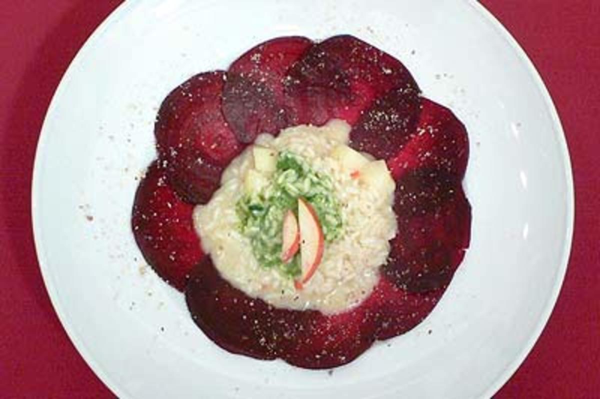 Bilder für Birnen-Chili-Risotto mit Feldsalat auf Rote-Bete-Carpaccio - Rezept