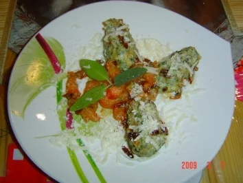 Rezept: Spinatknödel mit Tomaten-Salbei-Schmelze Spinatknödel mit Tomaten-Salbei-Schmelze - Rezept