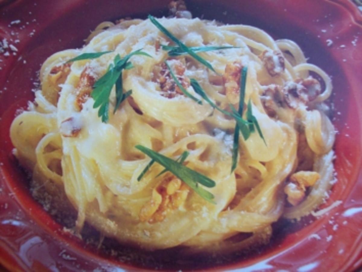 Spaghetti in Käse-Walnuss-Soße - Rezept