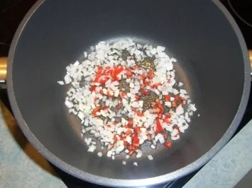 Spaghetti mit Paprika-Peperonisoße - Rezept