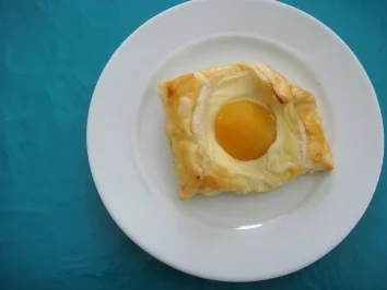 Kuchen: Blätterteigteilchen mit Pudding und Aprikosen - Rezept