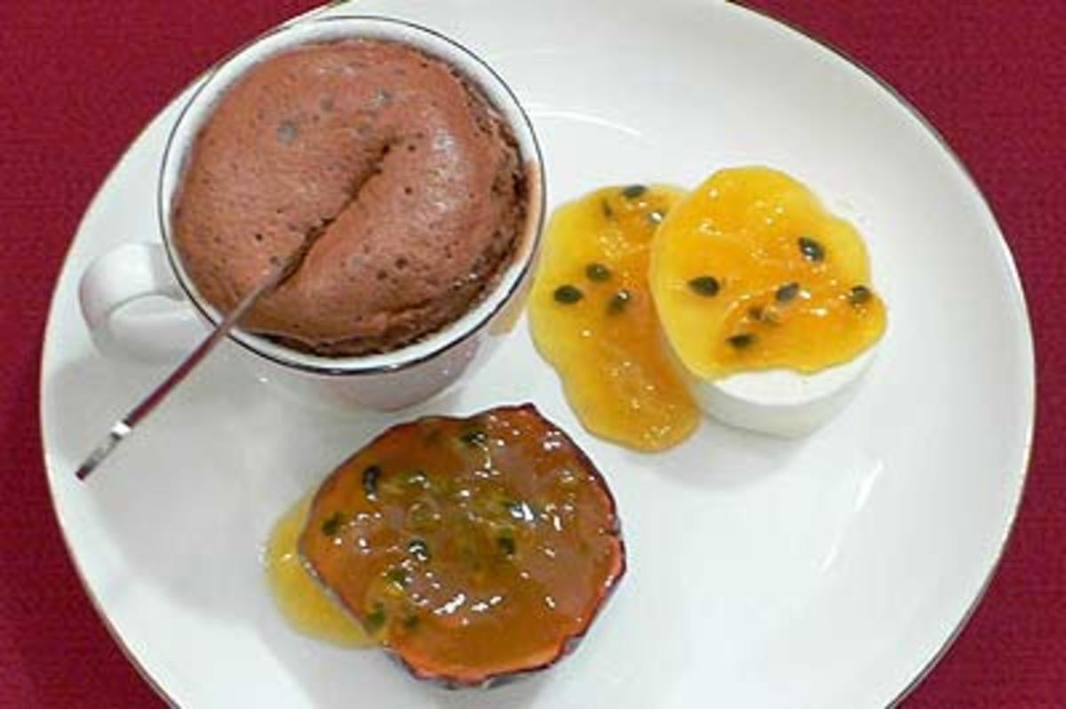Warmer Schokokuchen mit Schmandmousse und Passionsfruchtgrütze - Rezept ...