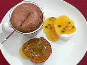 Warmer Schokokuchen mit Schmandmousse und Passionsfruchtgrütze - Rezept