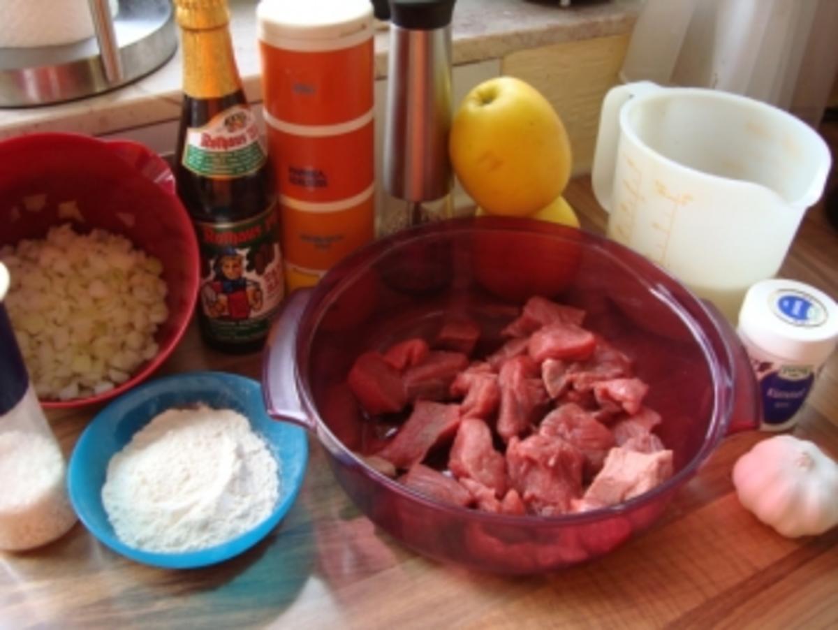 *Hauptgericht Fleisch - Bierfleisch mit Kümmel und Apfelscheiben - Rezept - Bild Nr. 2