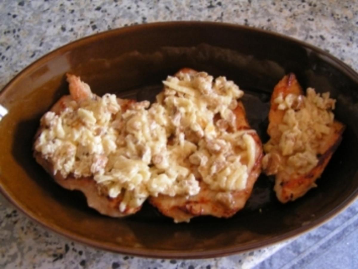 Putenschnitzel mit Käse-Walnußkruste - Rezept