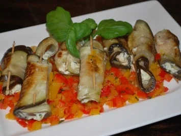 Rezept: Auberginenröllchen auf Paprikasugo Auberginenröllchen auf Paprikasugo - Rezept