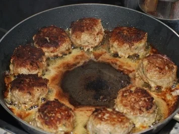 Rezept: "Peterle"-Kartoffeln mit Frikadellen "Peterle"-Kartoffeln mit Frikadellen - Rezept