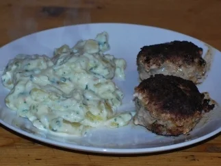 Rezept: "Peterle"-Kartoffeln mit Frikadellen Bild Nr. 2 "Peterle"-Kartoffeln mit Frikadellen - Rezept - Bild Nr. 2