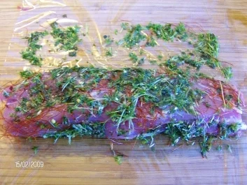 Pikante Kräuter-Schweinelende versteckt sich. - Rezept