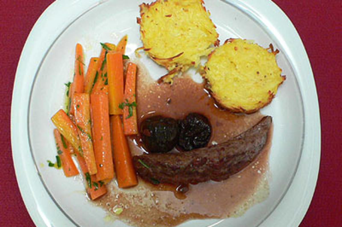 Lammfilets an Pflaumensoße mit Estragon-Karotten und Kartoffel-Meerrettich-Kuchen - Rezept