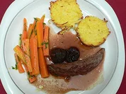 Rezept: Lammfilets an Pflaumensoรe mit Estragon-Karotten und Kartoffel-Meerrettich-Kuchen Lammfilets an Pflaumensoรe mit Estragon-Karotten und Kartoffel-Meerrettich-Kuchen - Rezept