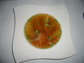 Klare Steinpilzsuppe mit Cappelletti - Rezept