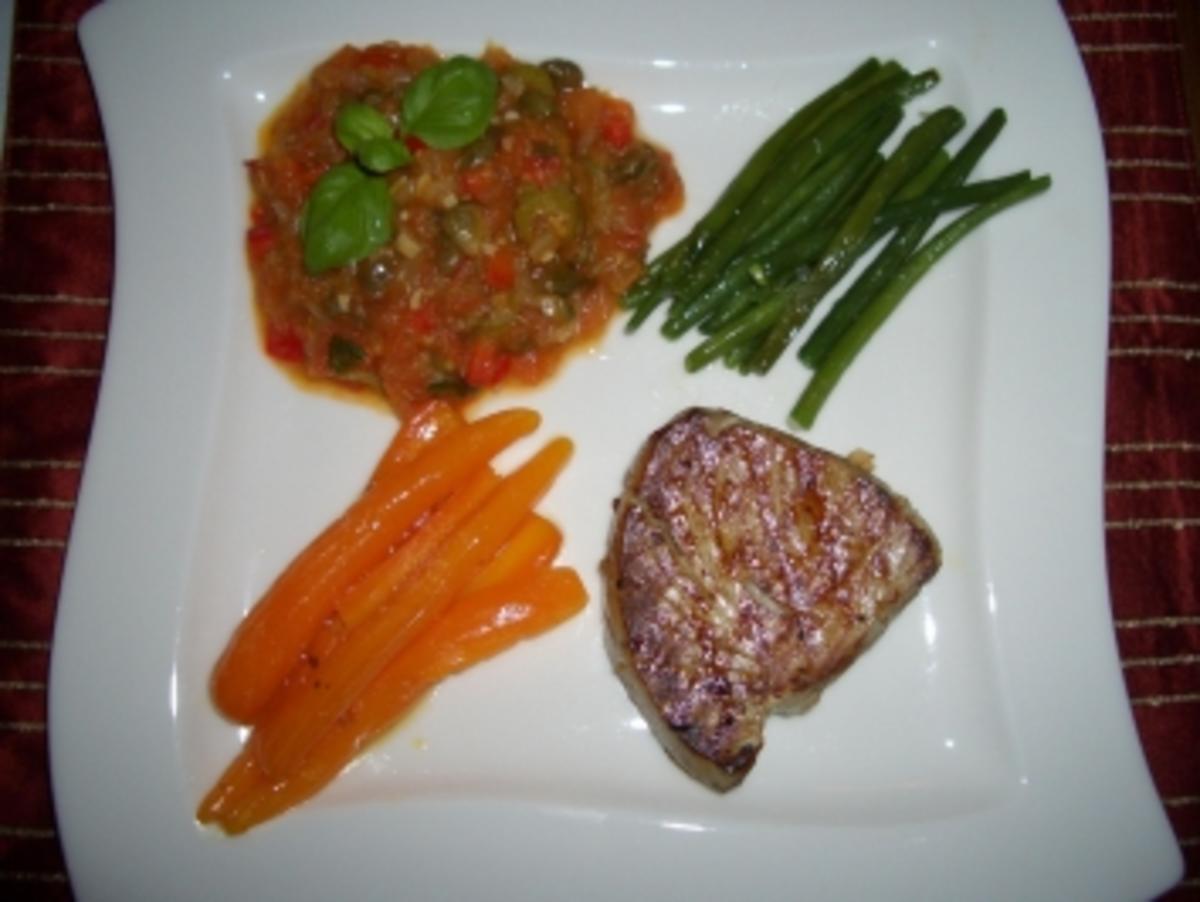 Thunfischsteak mit Tomaten-Kapern-Sauce - Rezept