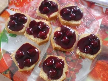 Pfirsich-Schnitten mit Joghurtsahne - Rezept