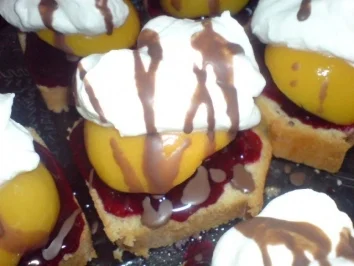 Pfirsich-Schnitten mit Joghurtsahne - Rezept