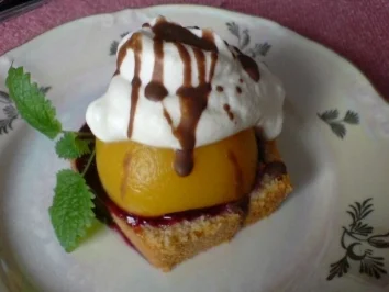 Pfirsich-Schnitten mit Joghurtsahne - Rezept