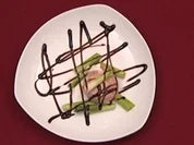 Ziegenkäse a la Rossini im Speckmantel an Lauchzwiebeln (Andre Holst) - Rezept