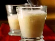 Eierlikör mit heißer Milch und Sahne - Rezept