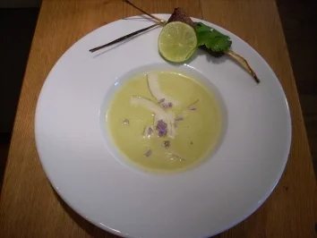 Rezept: Erbsenschaumsuppe mit Rinderfiletspieß an Thaibasilikum Erbsenschaumsuppe mit Rinderfiletspieß an Thaibasilikum - Rezept