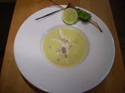 Erbsenschaumsuppe mit Rinderfiletspieß an Thaibasilikum - Rezept