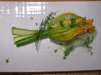 Rezept: Gefüllte Zucchiniblüten auf Gurkennudeln Gefüllte Zucchiniblüten auf Gurkennudeln - Rezept