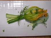 Gefüllte Zucchiniblüten auf Gurkennudeln - Rezept