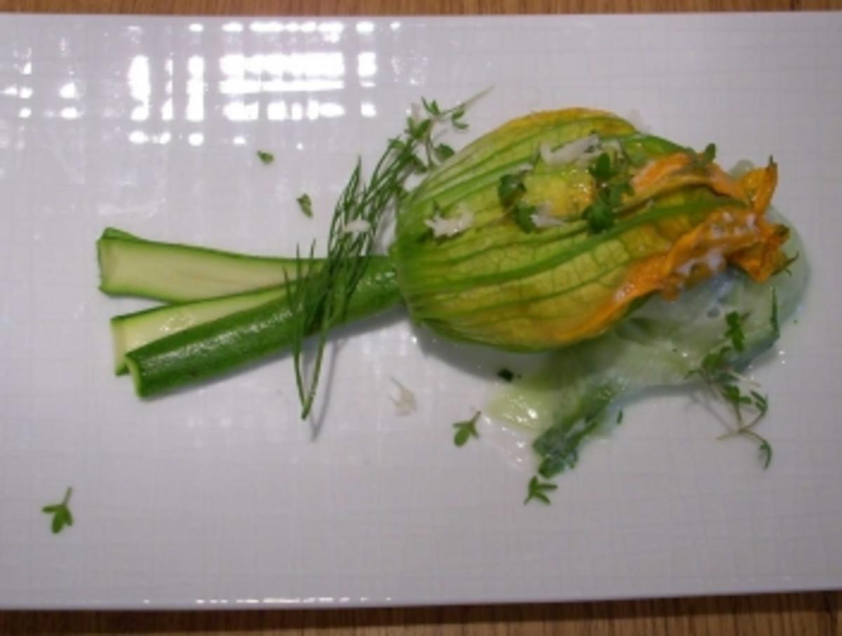 Bilder für Gefüllte Zucchiniblüten auf Gurkennudeln - Rezept