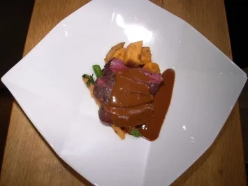 Straußenfilet an Chilisoße dazu Estragon-Babykarotten und grüner Spargel - Rezept