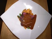 Straußenfilet an Chilisoße dazu Estragon-Babykarotten und grüner Spargel - Rezept