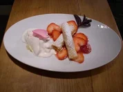 Rhabarber-Frühlingsröllchen auf Erdbeeren und Rosen-Sauerrahm-Eis - Rezept