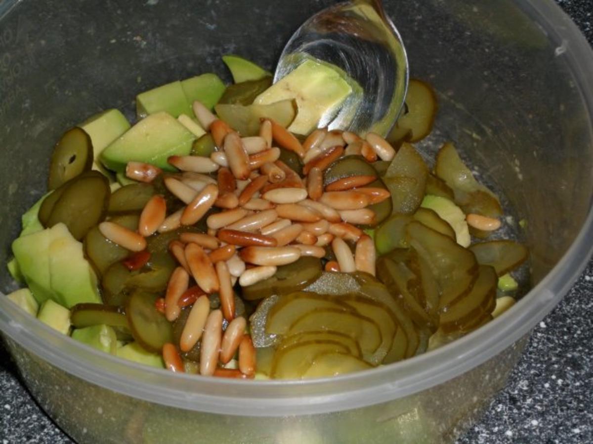 SALAT - Avocadosalat mit Pinienkernen - Rezept - Bild Nr. 5