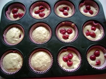 Rezept: Muffins: Walnuss Kirsch Muffins Bild Nr. 4 Muffins: Walnuss Kirsch Muffins - Rezept - Bild Nr. 4