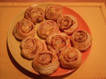 Blätterteigröllchen: Schafskäsecreme/Thunfisch und Schafskäsecreme/Salami - Rezept