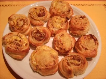 Blätterteigröllchen: Schafskäsecreme/Thunfisch und Schafskäsecreme/Salami - Rezept