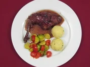 Rezept: Kaninchenkeule in Preiselbeer-Rotweinsoรe mit Knรถdeln und Rosenkohl Kaninchenkeule in Preiselbeer-Rotweinsoรe mit Knรถdeln und Rosenkohl - Rezept