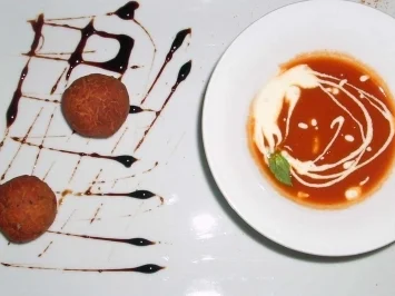 Tomaten-Orangen-Suppe mit gefüllten Kichererbsenbällchen - Rezept